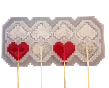 картинка Силиконовая форма №277 "Сердечки-пиксель" погремушка от магазинаАрт-Я